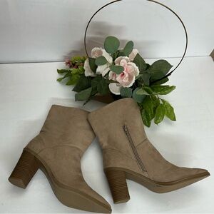 Universal Thread Tan Heeled Boots